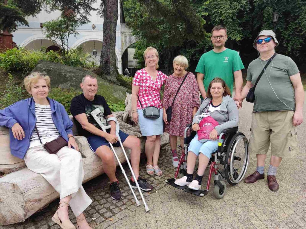 Wolontariusz z podopiecznym na schodach